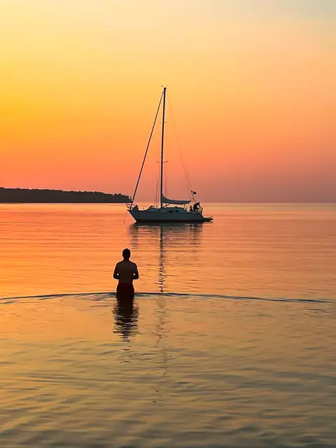 Sailboat at sunset in Cornucopia